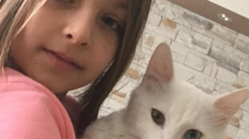 Minik Zeynep, kaybolan kedisini her yerde arıyor