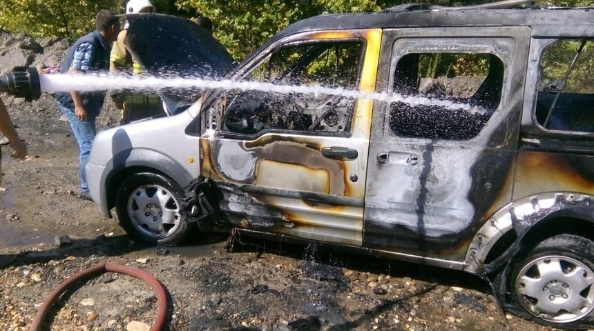 Ticari ara&ccedil; yanarak kullanılamaz hale geldi