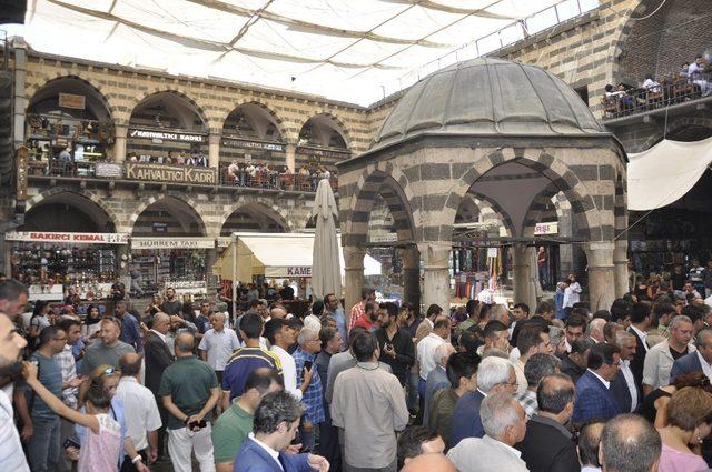 Koşuşturmalardan yorulan vatandaşlar tarihi mekanlarda dinlendi