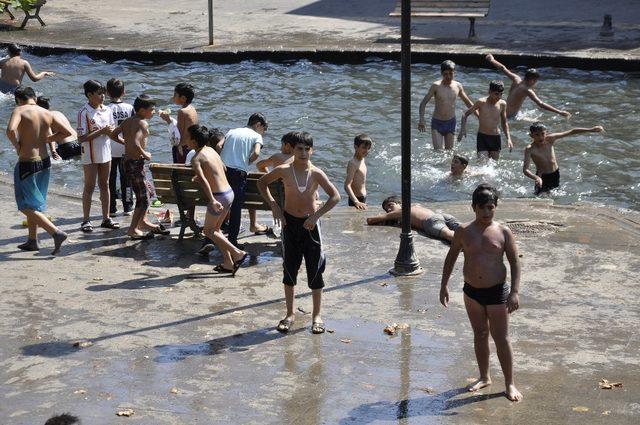 Koşuşturmalardan yorulan vatandaşlar tarihi mekanlarda dinlendi