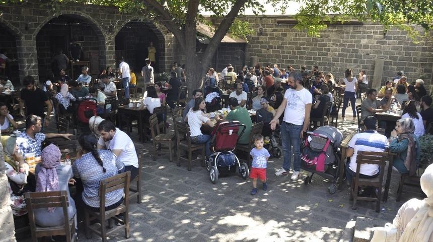 Koşuşturmalardan yorulan vatandaşlar tarihi mekanlarda dinlendi