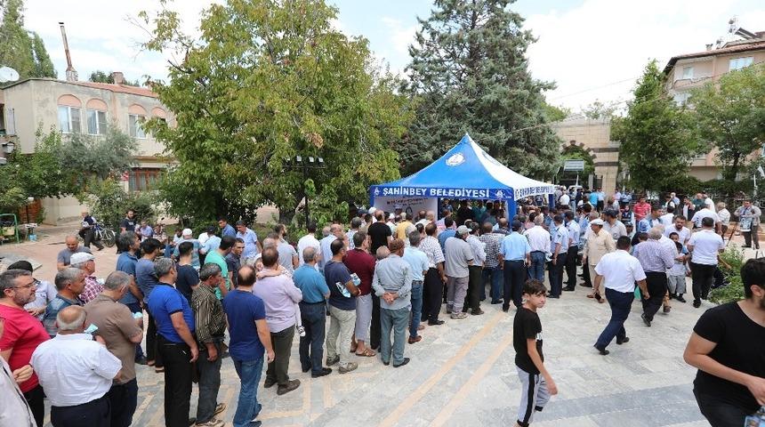Şahinbey Belediyesi hergün 15 bin kişiye aşure ikram ediyor