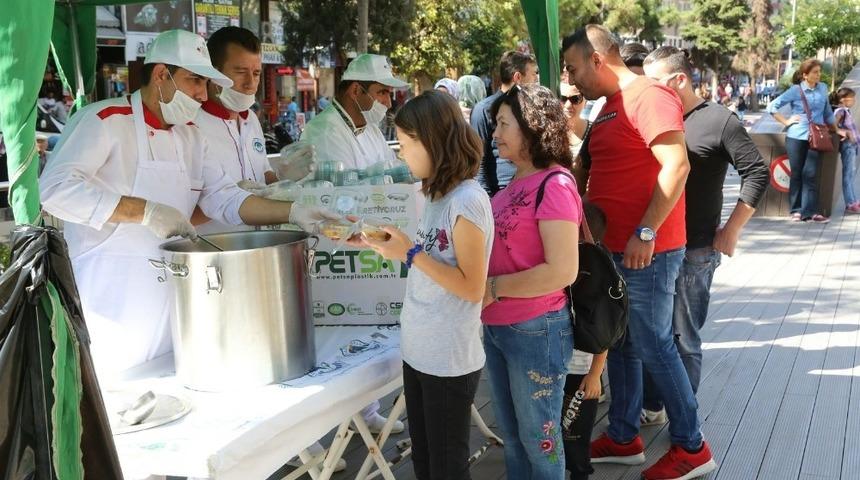 Odunpazarı Hamamyolu&rsquo;nda aşure dağıttı