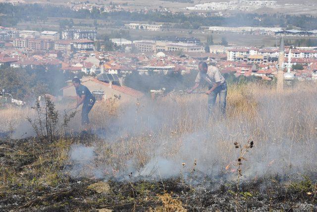 Kütahya'daki arazi yangınını polisler TOMA ile söndürdü