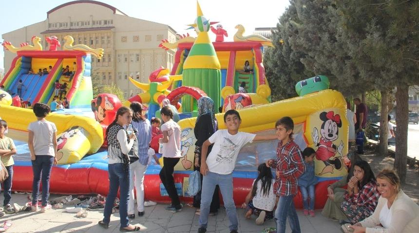 Hakkarili &ccedil;ocukların şişme oyun parkı sevinci
