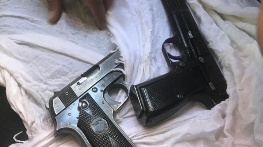 D&uuml;ğ&uuml;nde silah atan şahsın evine baskın