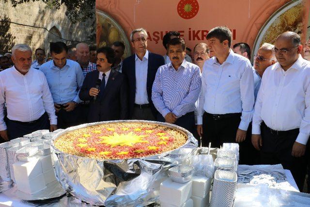 Cumhurbaşkanlığı tarafından Antalya’da aşure dağıtımı yapıldı