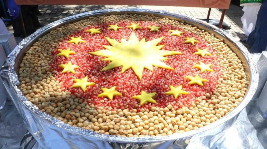 Cumhurbaşkanlığı tarafından Antalya&rsquo;da aşure dağıtımı yapıldı