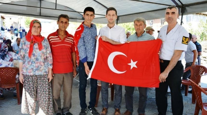 Kaymakam İrdelp&rsquo;ten askere gidecek gence T&uuml;rk Bayrağı