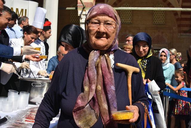 Cumhurbaşkanlığı, Selimiye Camii'nde aşure dağıttı