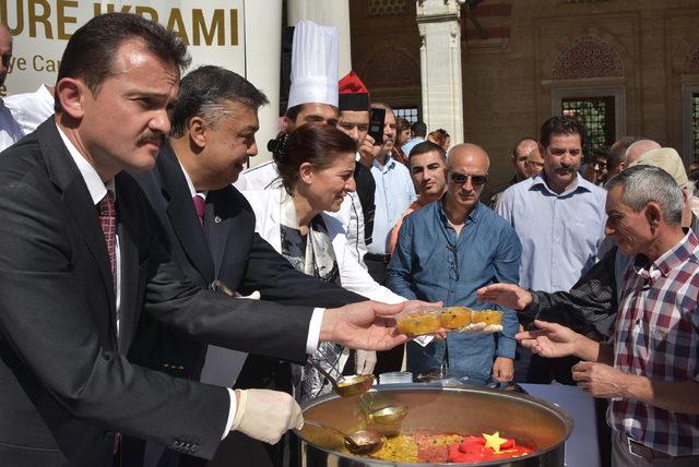 Cumhurbaşkanlığı, Selimiye Camii'nde aşure dağıttı