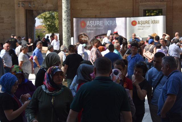 Cumhurbaşkanlığı, Selimiye Camii'nde aşure dağıttı