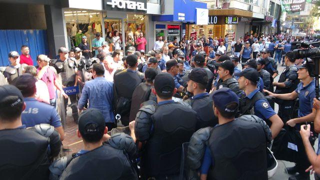 İntihar eden baba için toplanan gruba polis müdahalesi: 15 gözaltı