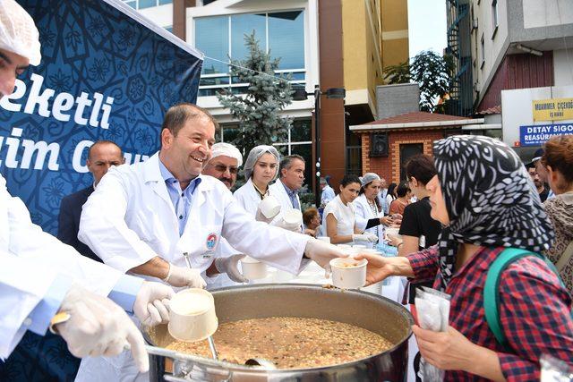 Maltepe’de 25 bin kişiye aşure ikram edildi