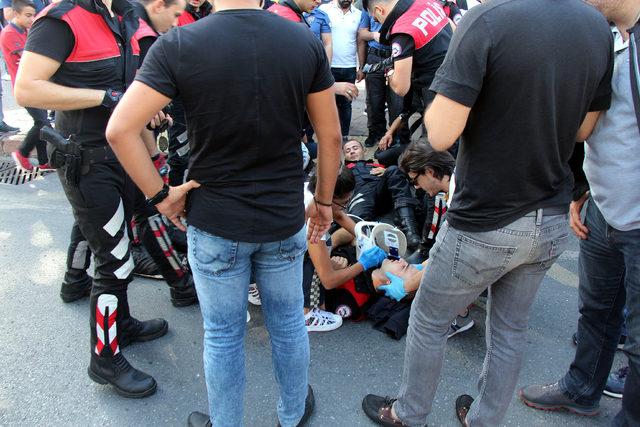 Beşiktaş'ta yolun karşısına geçen motosikletli polislere minibüs çarptı: 2 polis yaralı