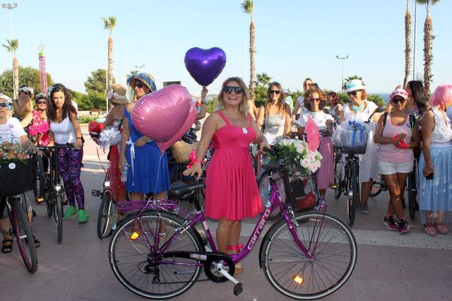 Antalya'nın 'süslü kadınları' bisiklet turunda