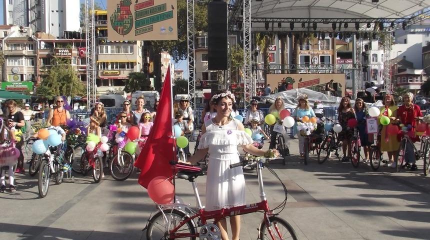S&uuml;sl&uuml; Kadınlar Bisiklet Turu&rsquo;nda pedallar kadına saygı i&ccedil;in d&ouml;nd&uuml;