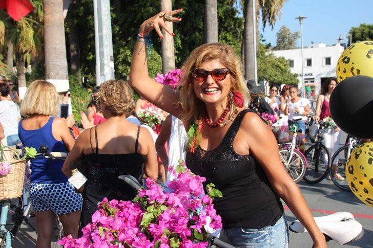 Süslü kadınlar turistlerin ilgi odağı oldu G1