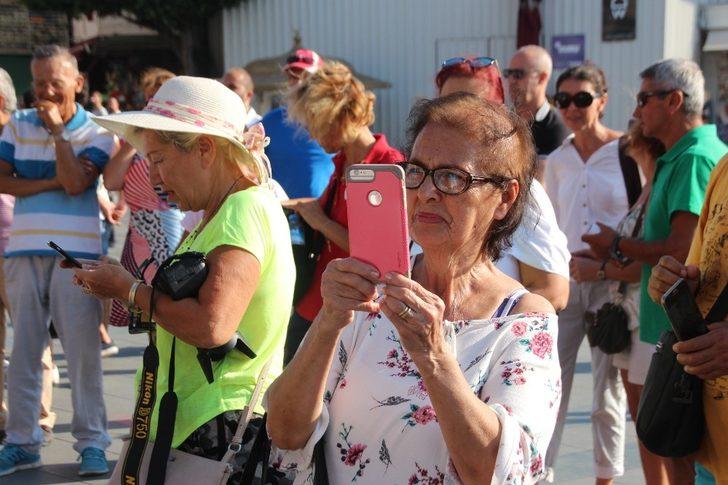 Süslü kadınlar turistlerin ilgi odağı oldu G3