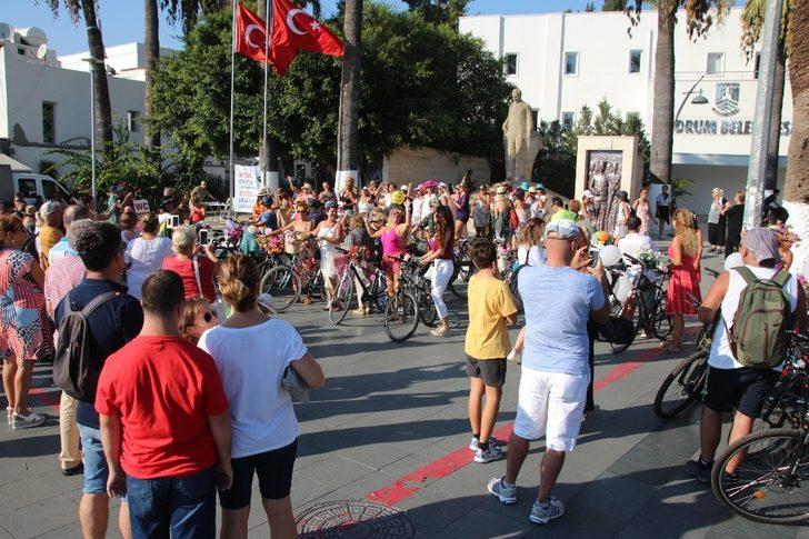 Süslü kadınlar turistlerin ilgi odağı oldu G5