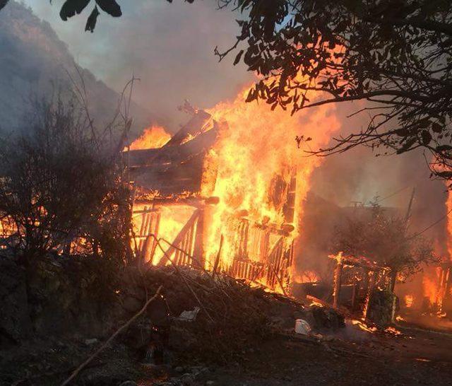 Kastamonu'da 9 ev yandı (1)
