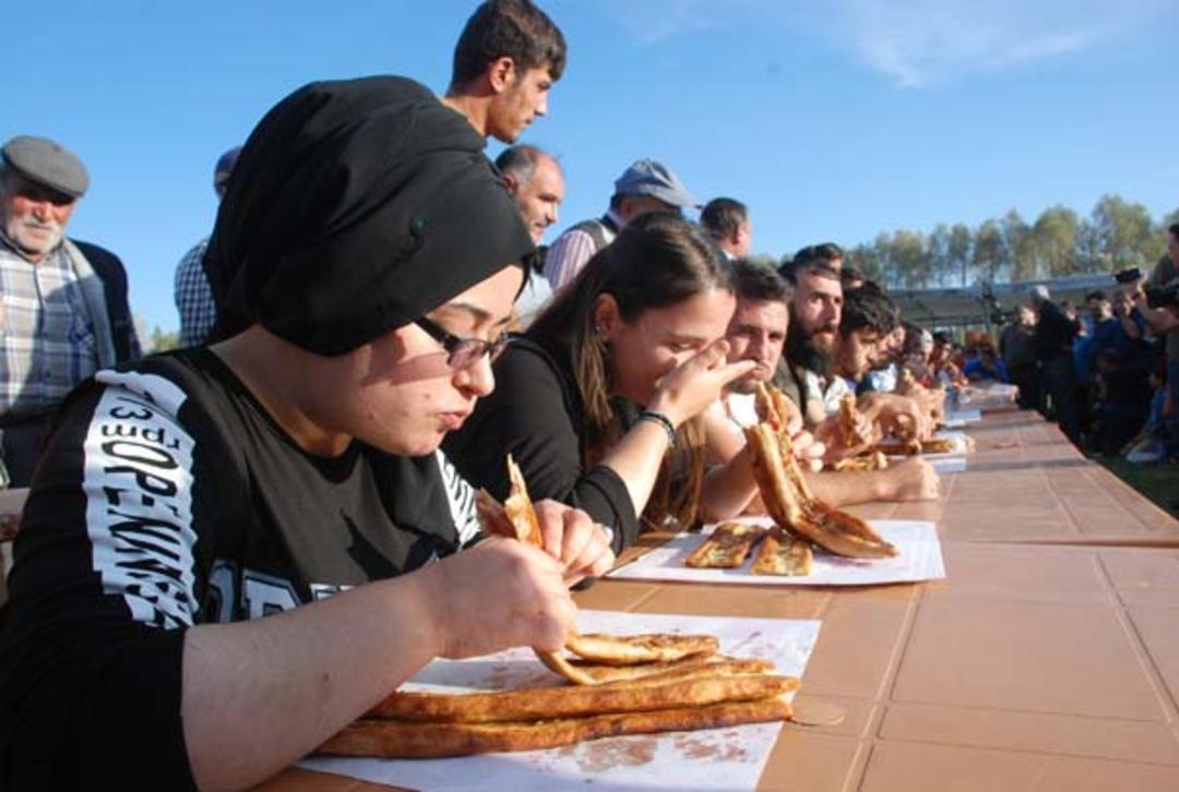 Tokat'ta pide yarışması! 10 dakikada 9 tane yedi