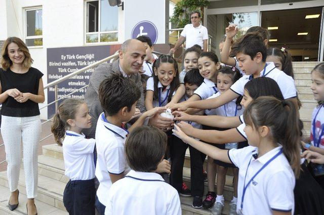 Küçük öğrenciler barış için güvercin uçurdu