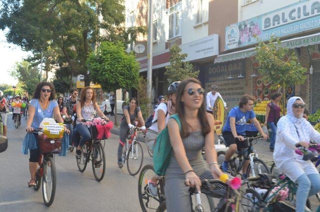 Isparta’da süslü kadınlar bisiklet turu