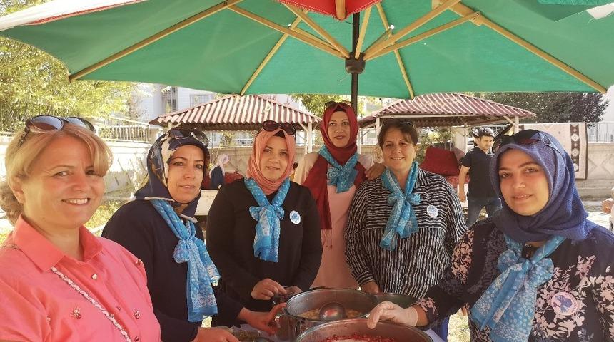 &lsquo;Mavi Fularlı&rsquo; kadınlardan aşure ikramı