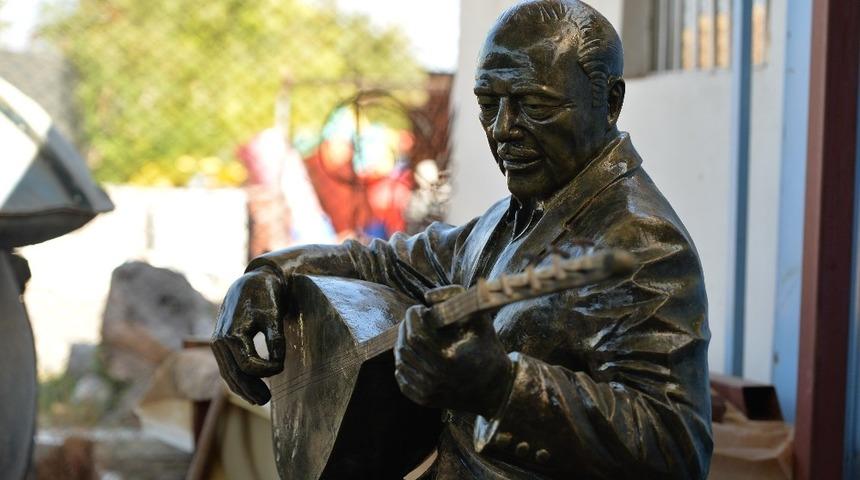 Neşet Ertaş heykeli a&ccedil;ılıyor