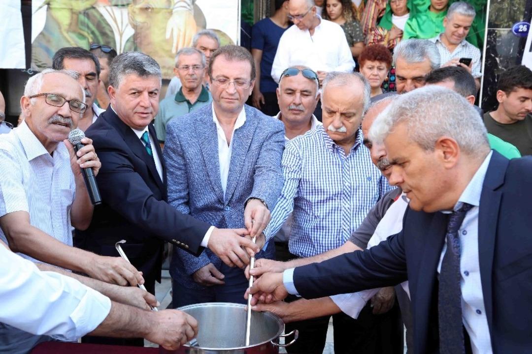 Başkan Karabağ, aşure kardı