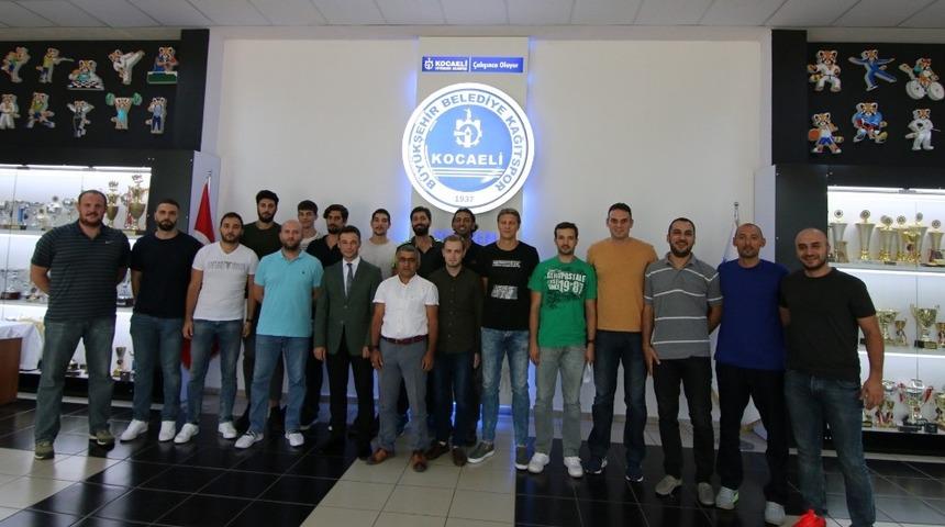 Basketbolcular imza t&ouml;reninde buluştu