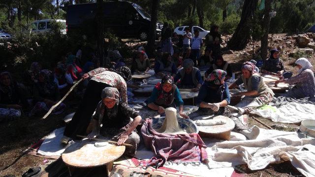 Çevreci mahalleliden destekçilerine kavurma ve gözleme ikramı