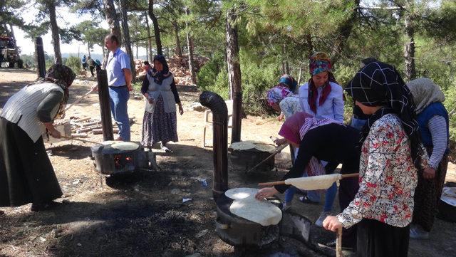 Çevreci mahalleliden destekçilerine kavurma ve gözleme ikramı