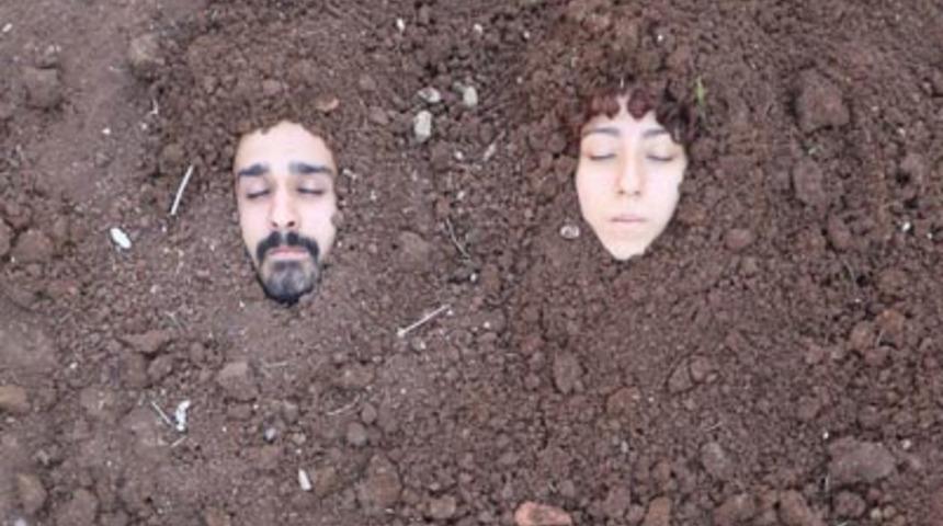 Diyarbakır'da ilginç görüntü: Diri diri toprağa gömüldüler