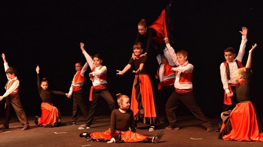 Yaz kursları muhteşem g&ouml;steriyle sona erdi