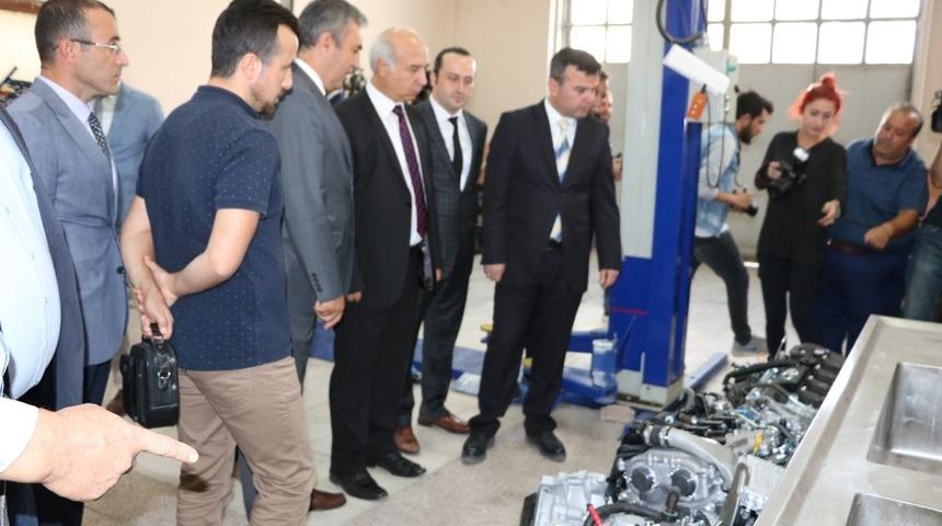 Otomotiv firması üniversiteye otomobil ve motor hibe etti