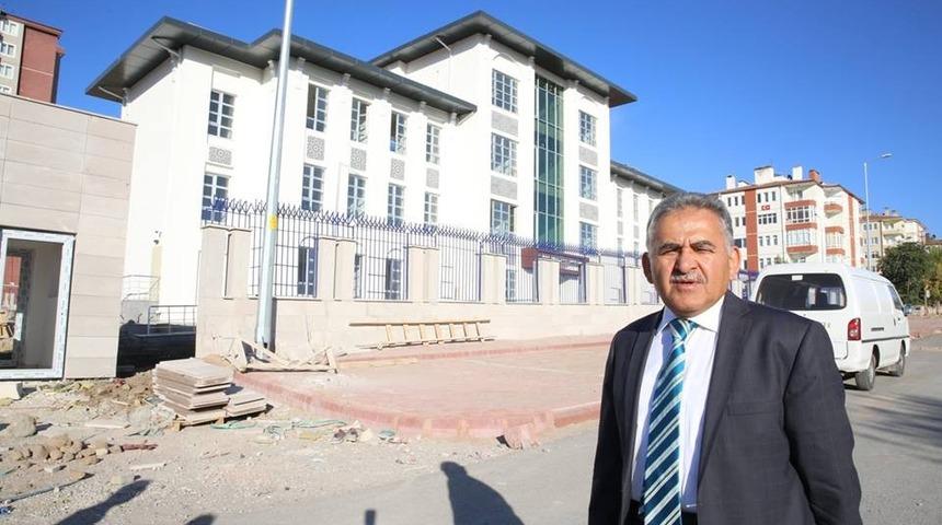 Başkan Memduh B&uuml;y&uuml;kkılı&ccedil;, Gesi Fatih Mahallesindeki Emniyet Binasını Gezdi