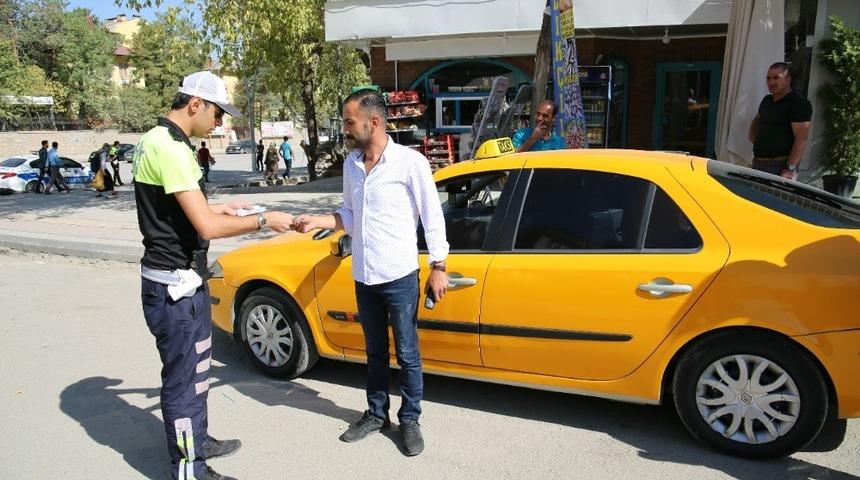 Polisten bilgilendirici broş&uuml;r dağıtımı