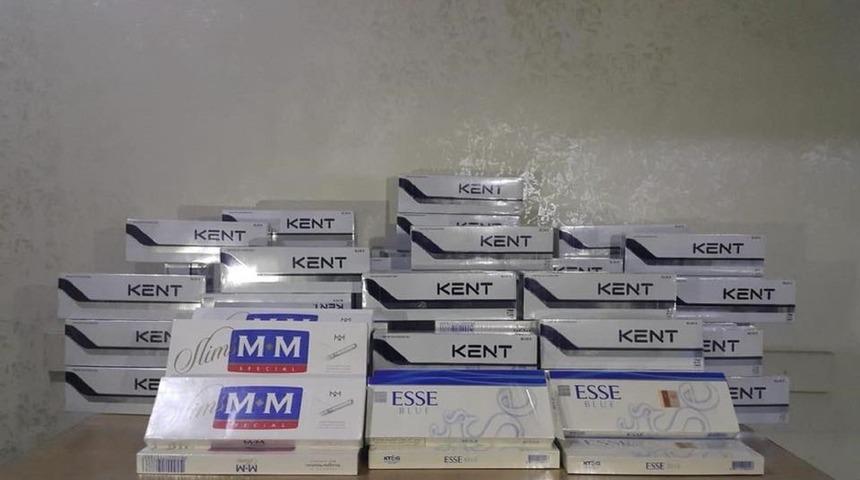 Yolcu valizlerinden ka&ccedil;ak sigara &ccedil;ıktı