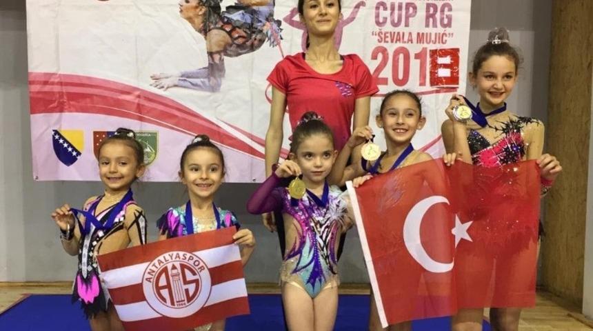 Antalyasporlu minik jimnastik&ccedil;iler Saraybosna&rsquo;dan madalyayla d&ouml;nd&uuml;