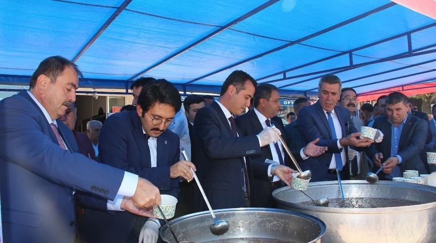 Vali Şıldak, a&ccedil;ılışlar yapıp aşure dağıttı