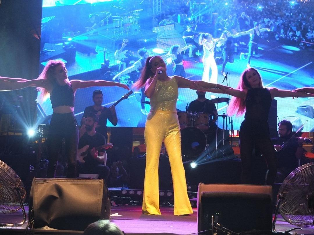 Demet Akalın&rsquo;a 60 bin kişilik Bandırma morali