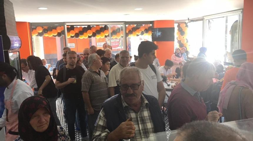 A&ccedil;ılışta bedava b&ouml;rek dağıttılar