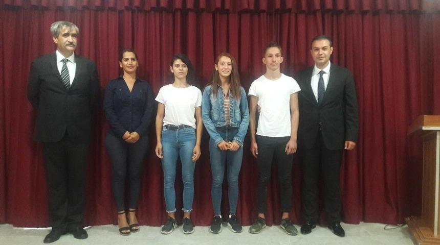 Burhaniye&rsquo;de başarılı &ouml;ğrenciler &ouml;d&uuml;llendirildi