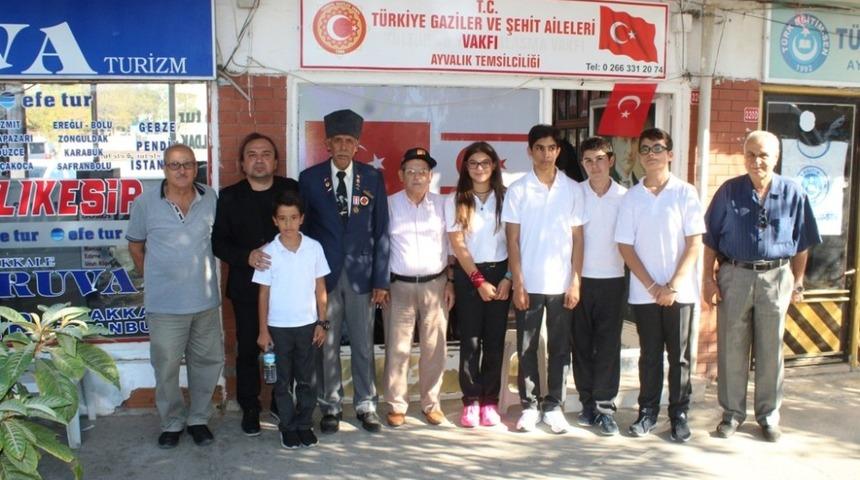 Ayvalık&rsquo;ta Mehmet Akif Ersoy &ouml;ğrencileri gazileri unutmadı