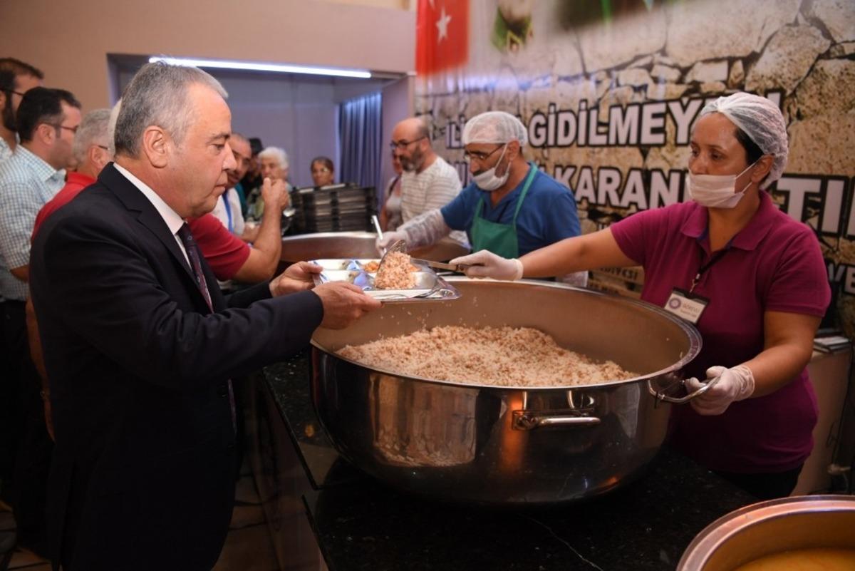 Başkan B&ouml;cek, oru&ccedil; a&ccedil;ma lokması ikram etti