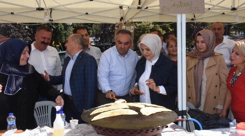 Kadınlar &ccedil;ocuklar i&ccedil;in el ele