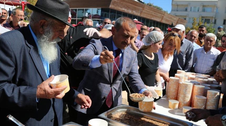 Vali Sonel, vatandaşlara aşure ikram etti