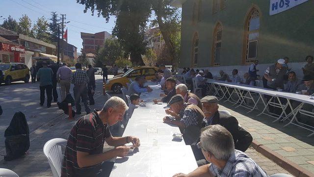 Karamustafa Paşa Camii’nde aşure dağıtıldı